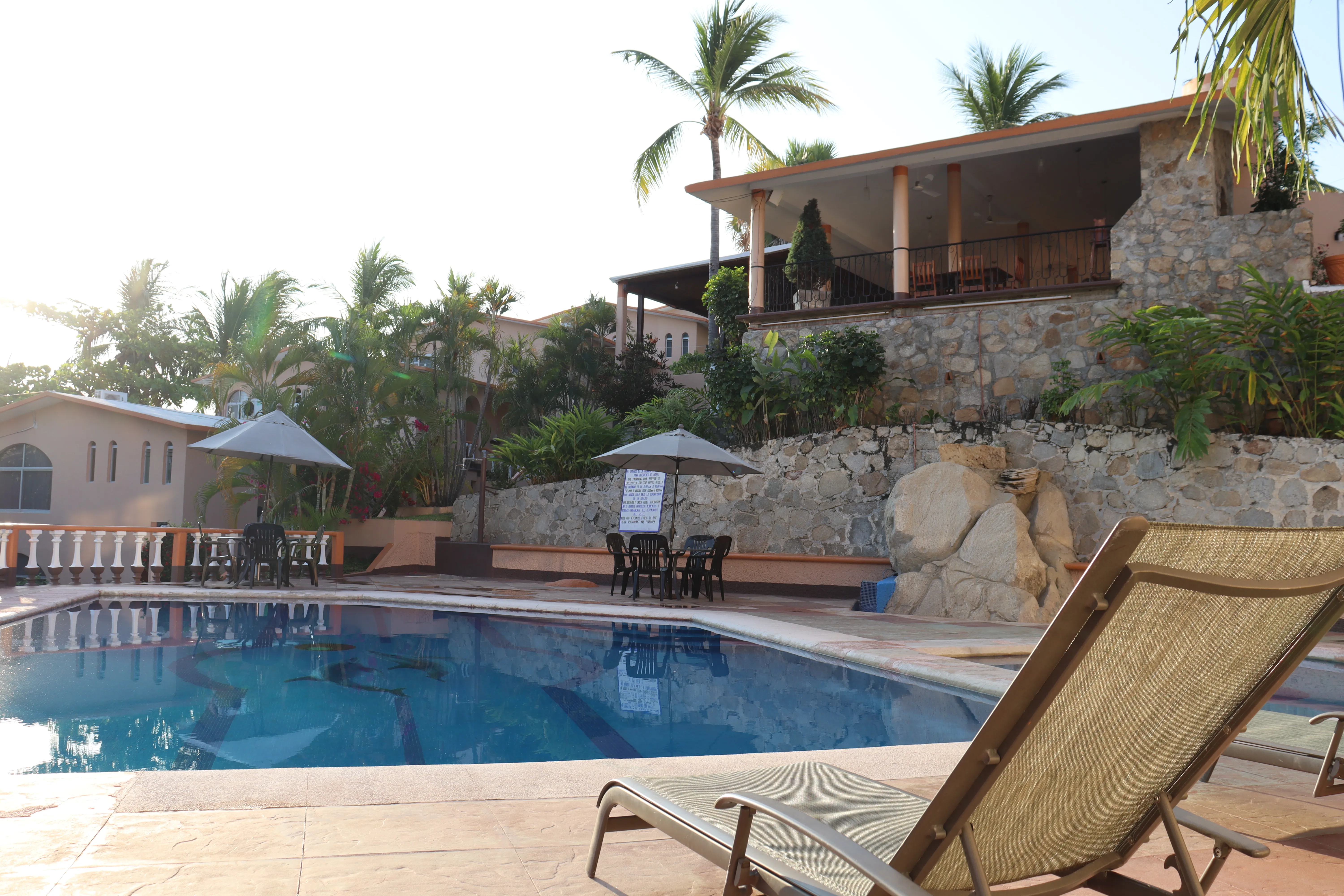 Alberca del Hotel Barlovento con jardines tropicales en Puerto Escondido, Oaxaca