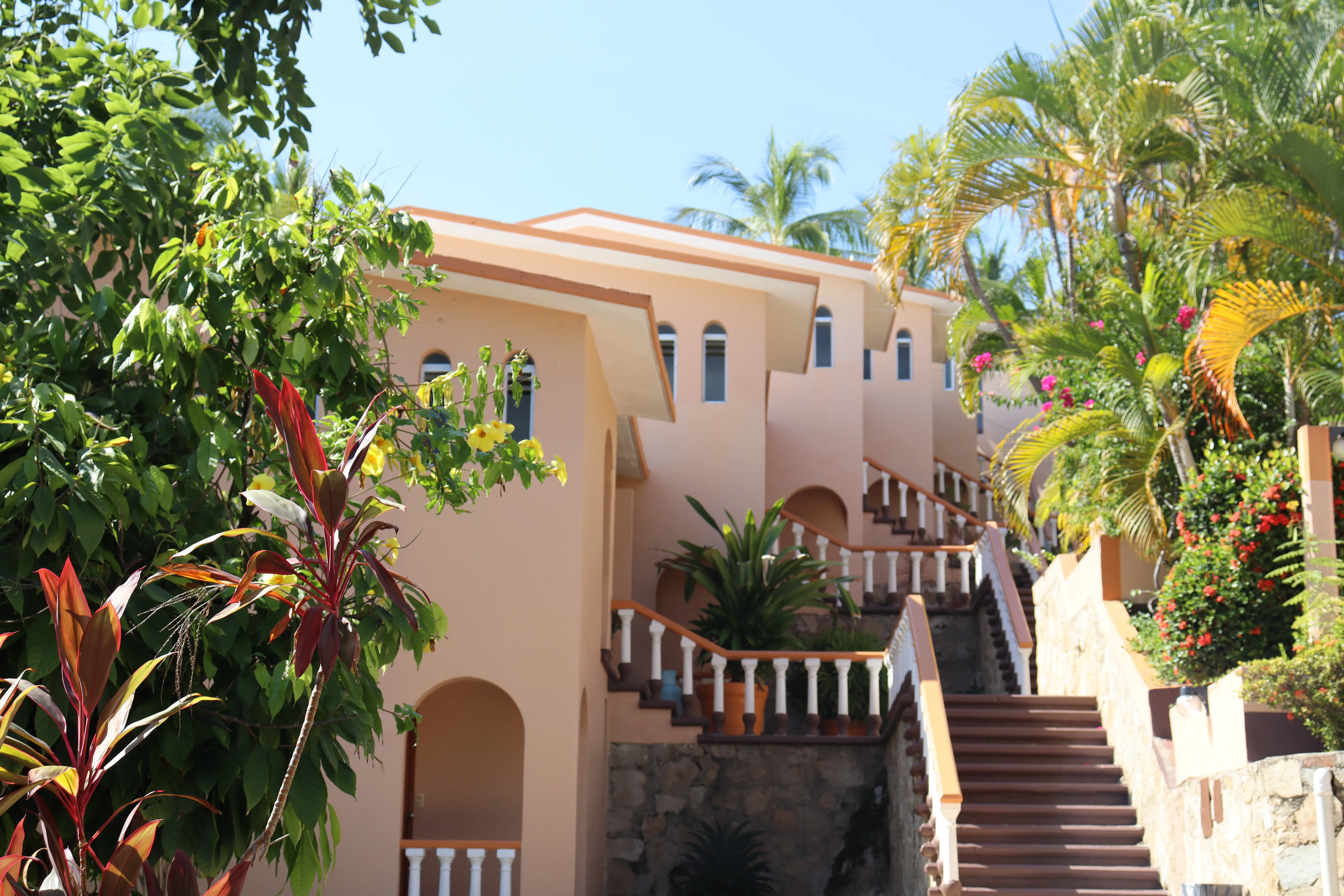 Alberca del Hotel Barlovento rodeada de jardines tropicales en Puerto Escondido