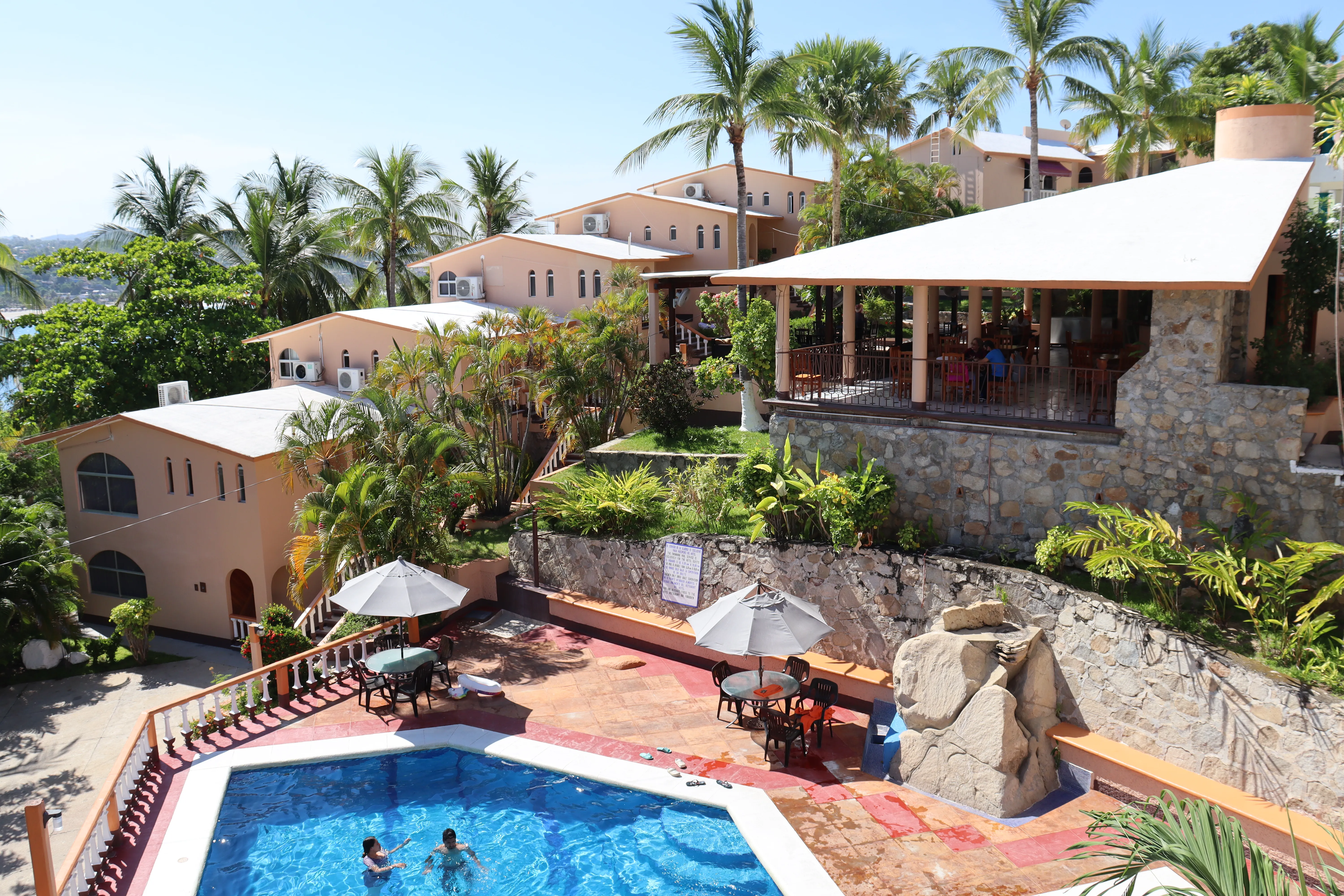 Jardines y alberca del Hotel Barlovento